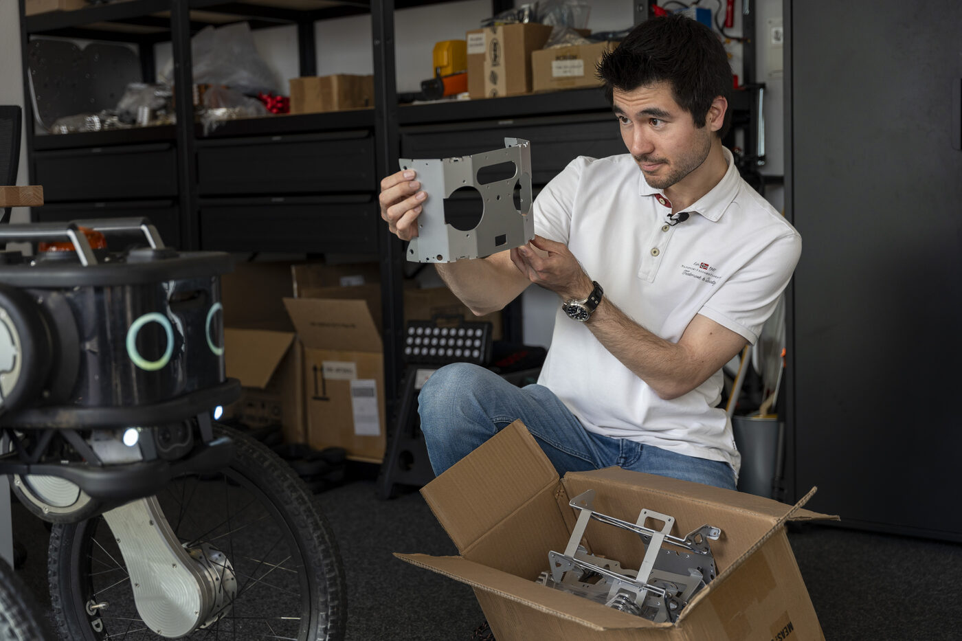 Sicherheitsroboter von Ascento mit Blechteilen von Blexon