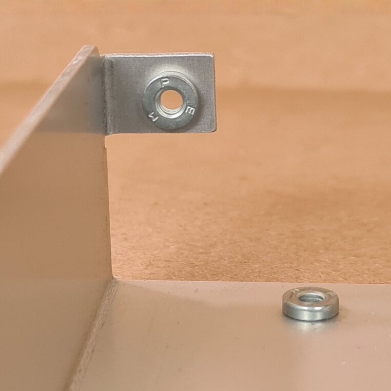 Gewinde und Einpressungen